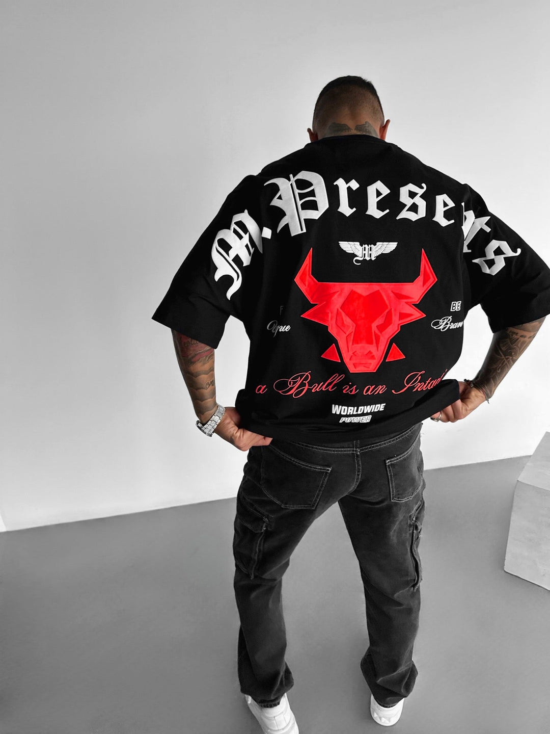 Oversize Bull Världen T-shirt - Svart och Röd
