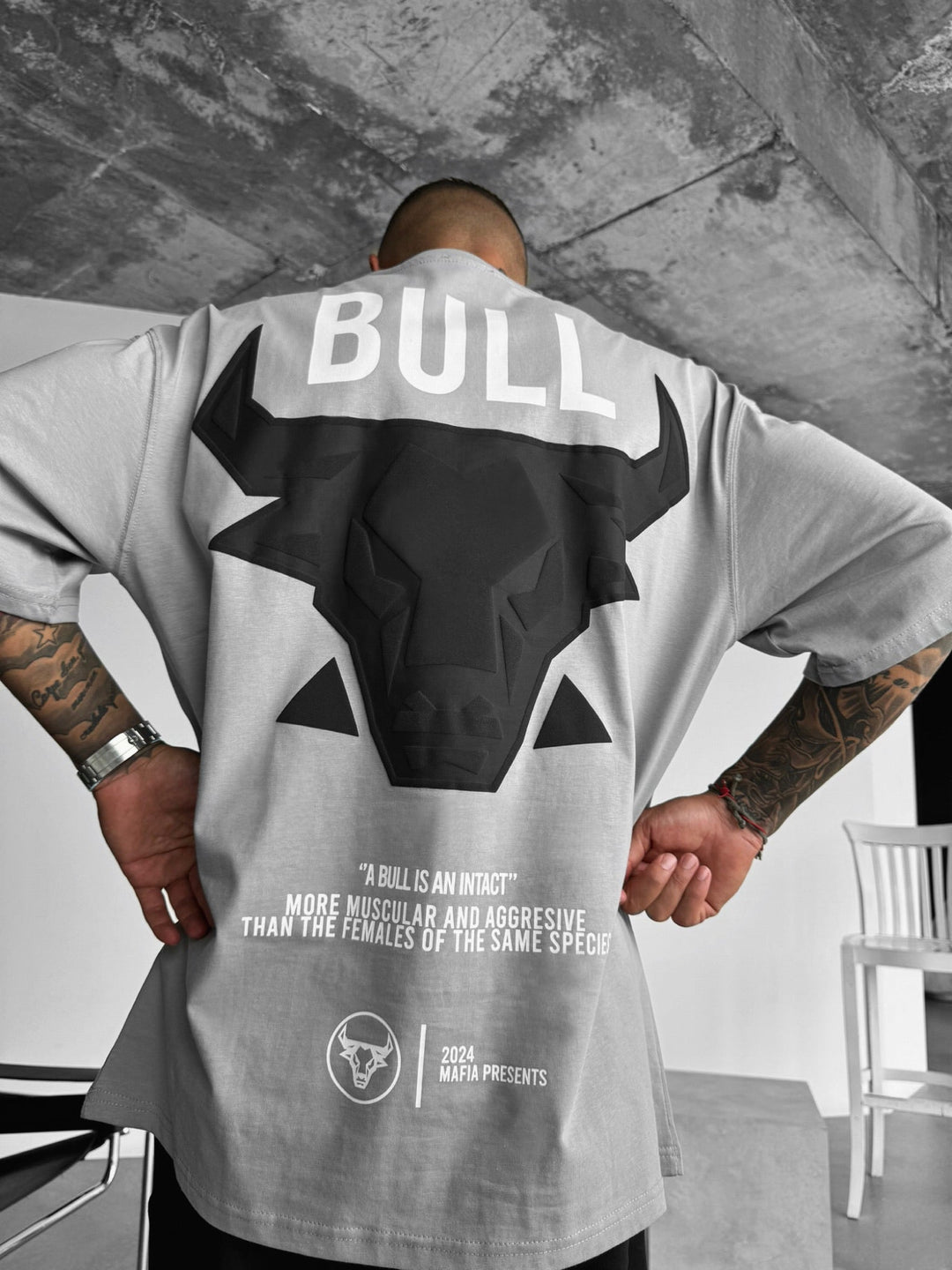 Oversize Bull T-shirt - Grå och Svart