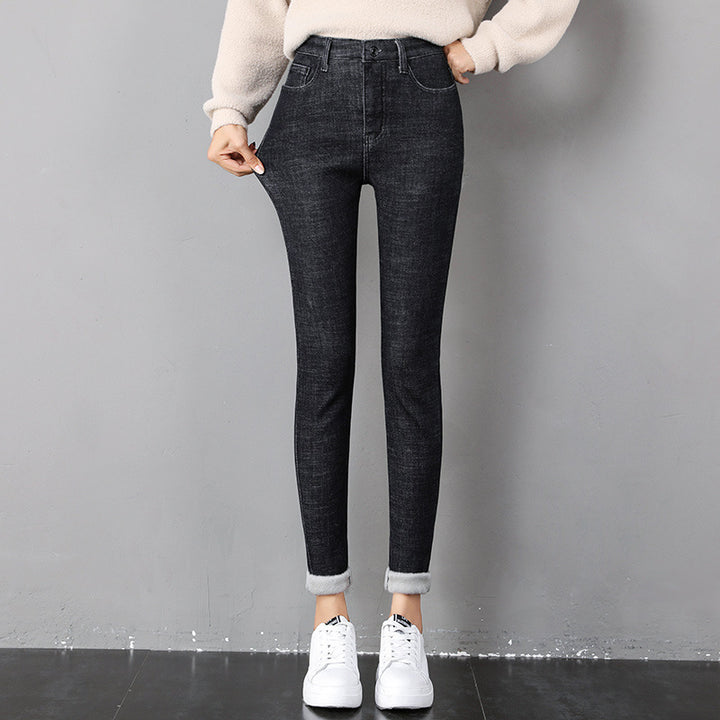 Kvinna i svarta fodrade skinny jeans