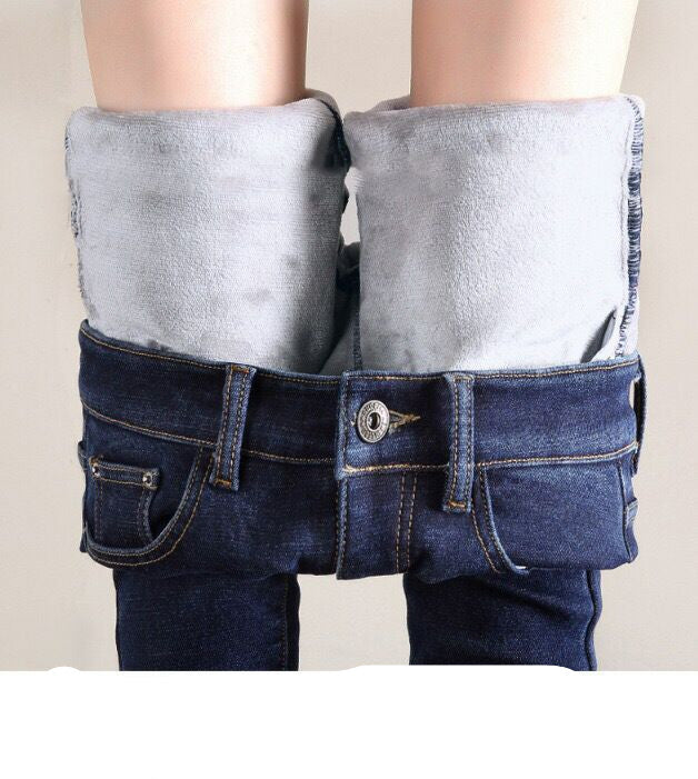 Kvinna i svarta fodrade skinny jeans