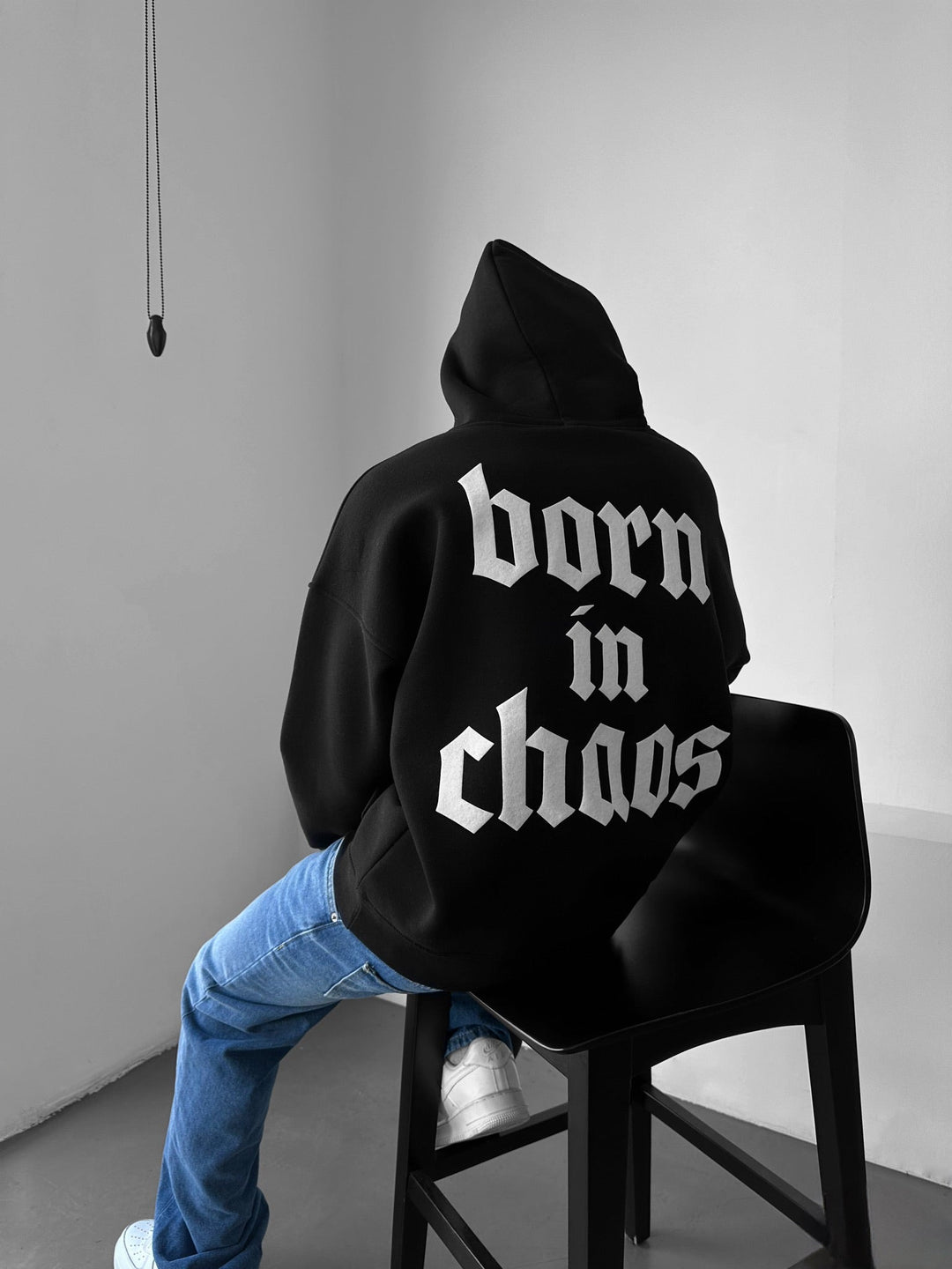 Oversize “Born in Chaos” Hoodie - Svart