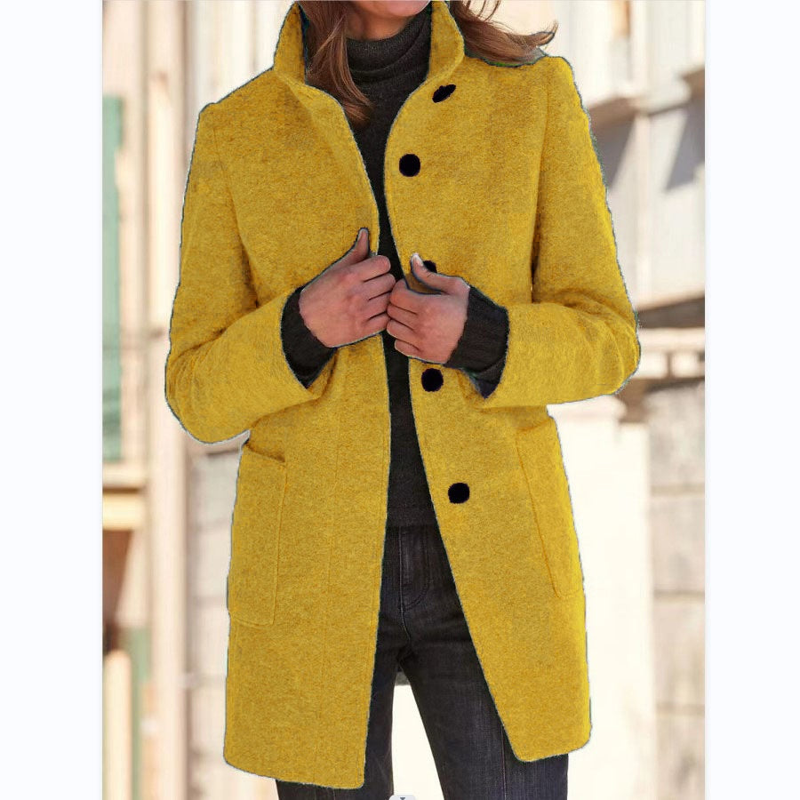 Kappa med ståkrage och knappar