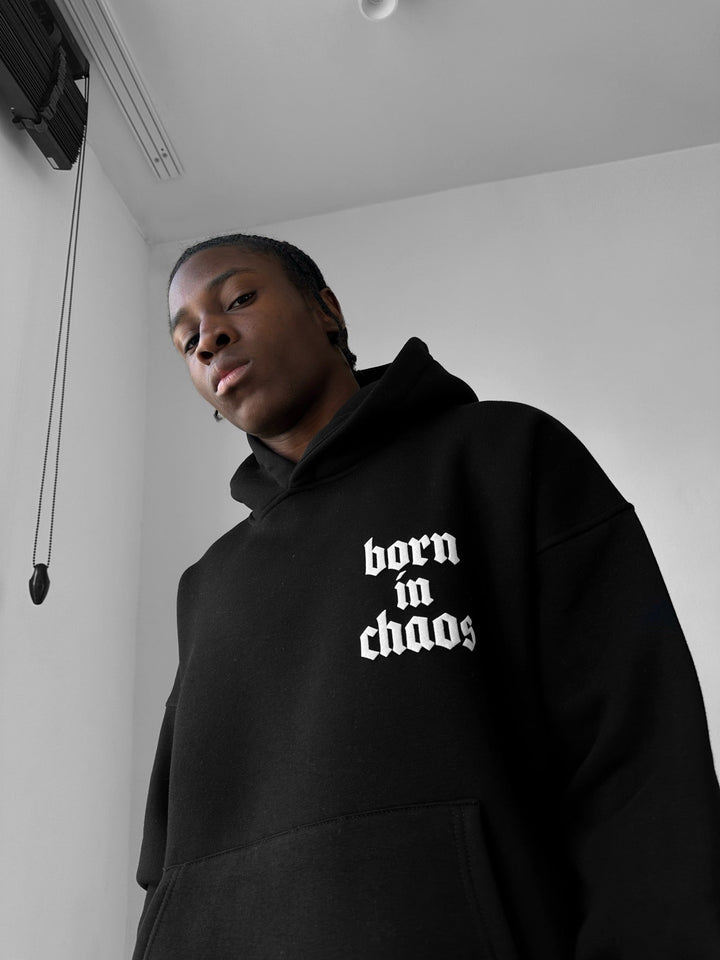 Oversize “Born in Chaos” Hoodie - Svart
