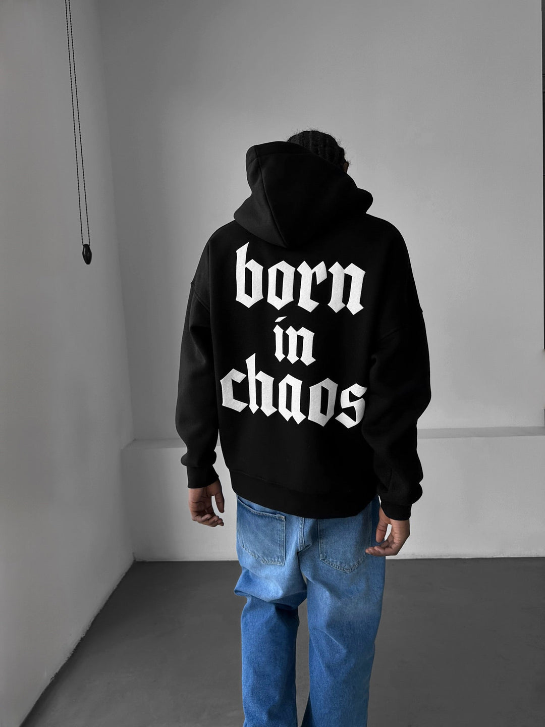 Oversize “Born in Chaos” Hoodie - Svart
