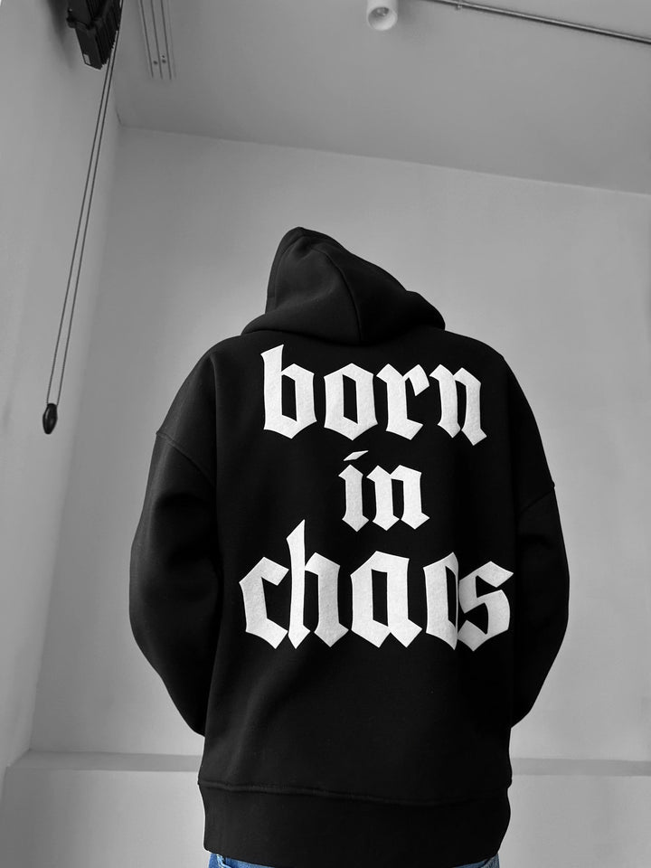 Oversize “Born in Chaos” Hoodie - Svart