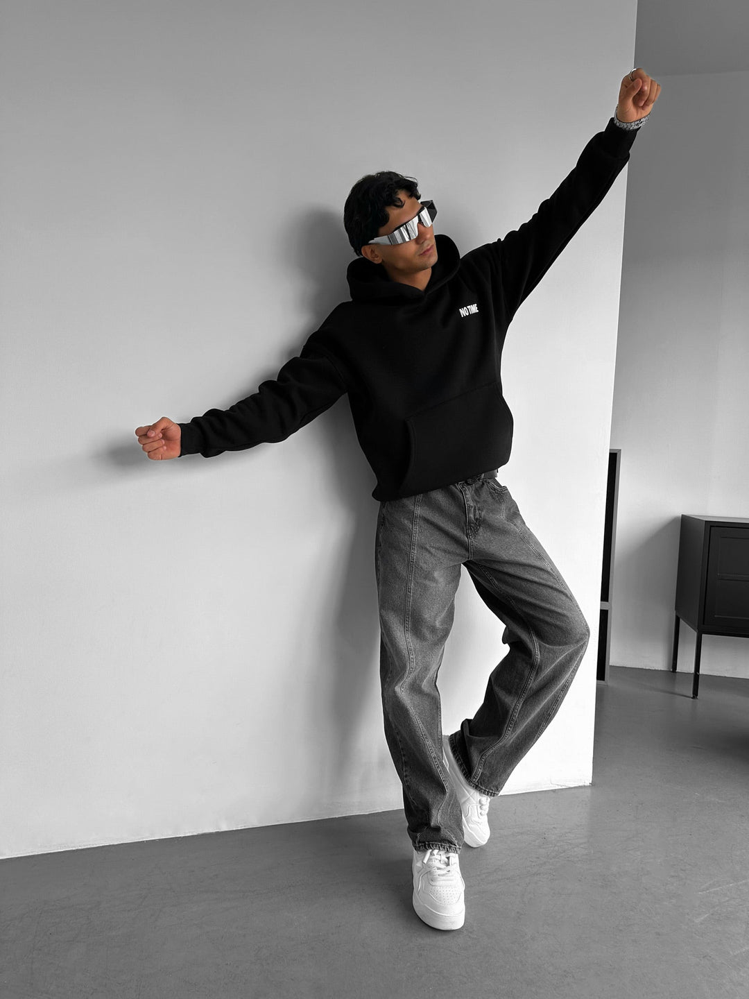 Oversize Ingen Tid för Nonsens Hoodie - Svart och Vit