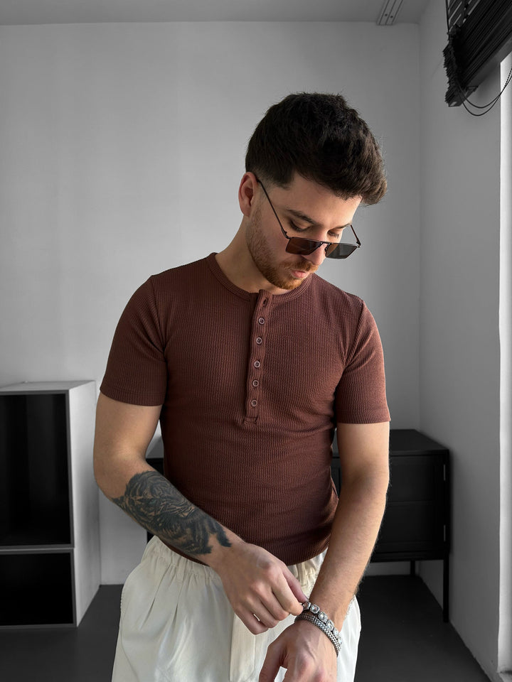 Slim Fit Knapp T-shirt - Brun
