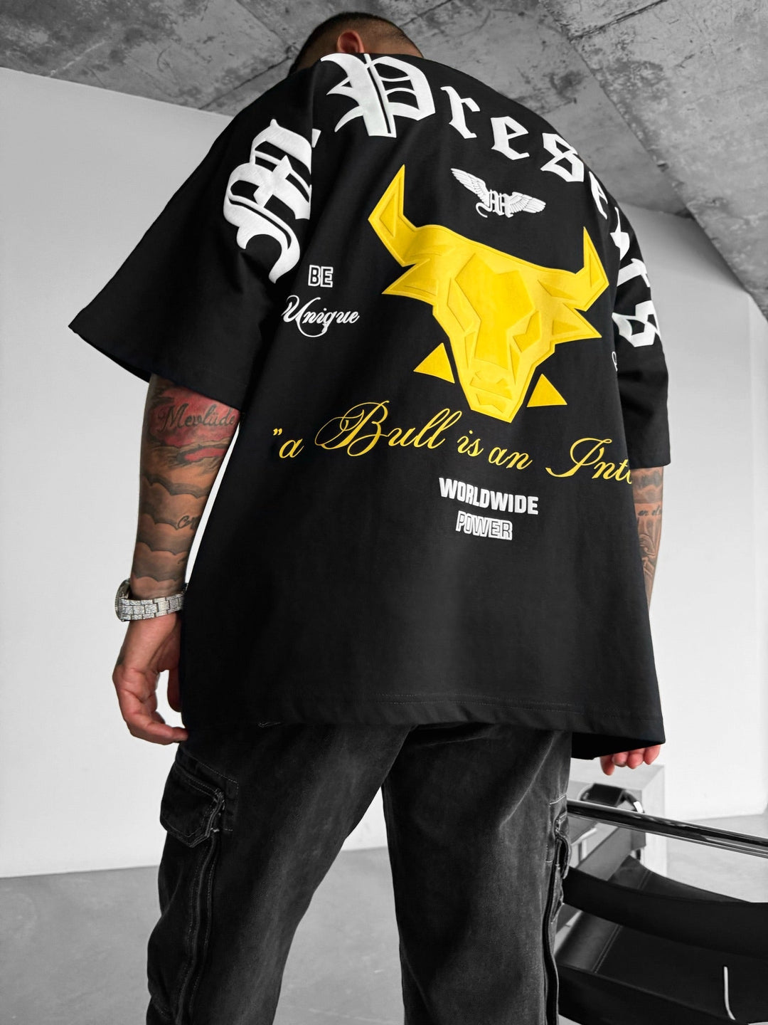 Oversize Bull Worldwide T-shirt - Svart och Gul