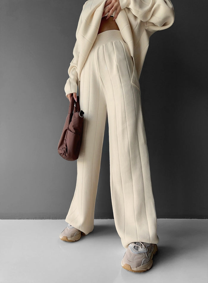 Breda Ben Stickade Texturerade Byxor - Beige