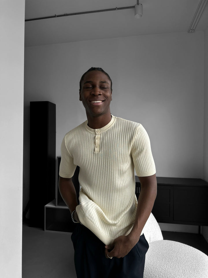 Slim Fit Knappstickad T-shirt - Grädde
