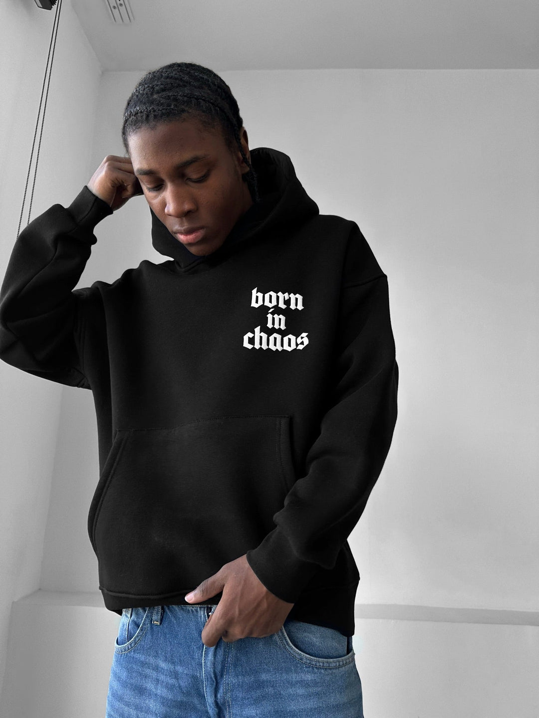 Oversize “Born in Chaos” Hoodie - Svart
