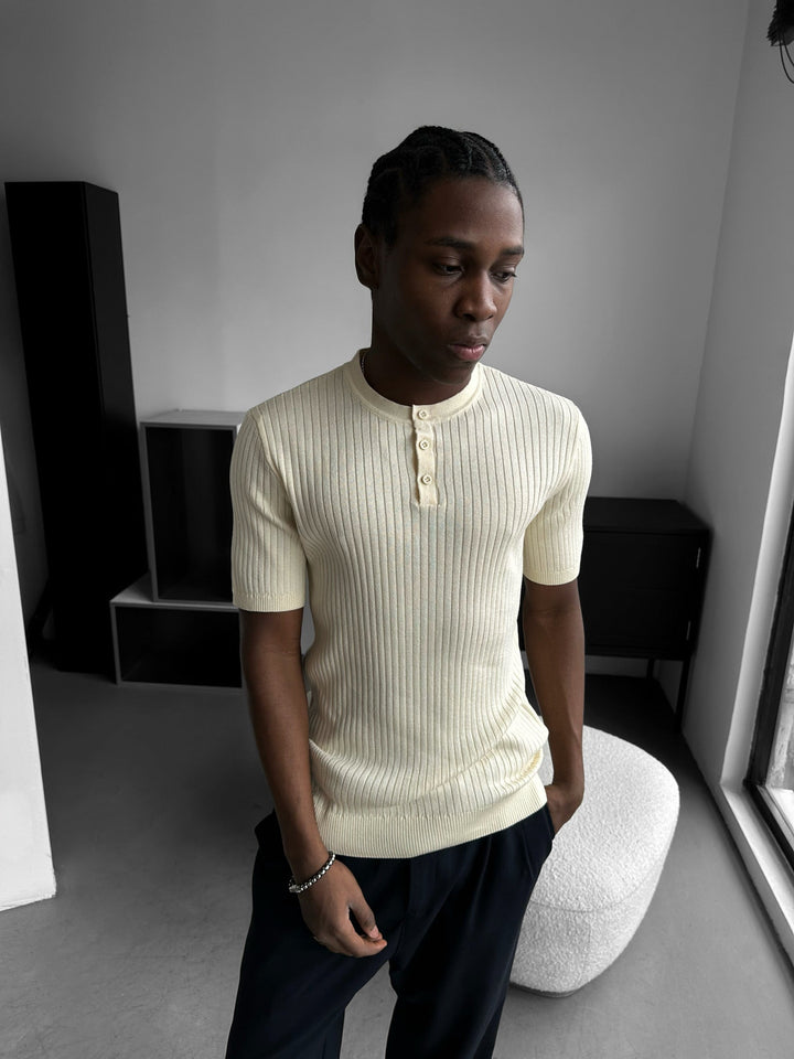 Slim Fit Knappstickad T-shirt - Grädde