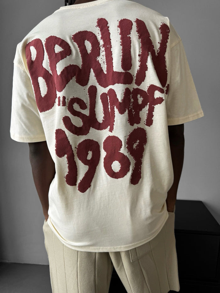Oversize 'Berlin Sumpf' T-Shirt - Antik Vit och Röd