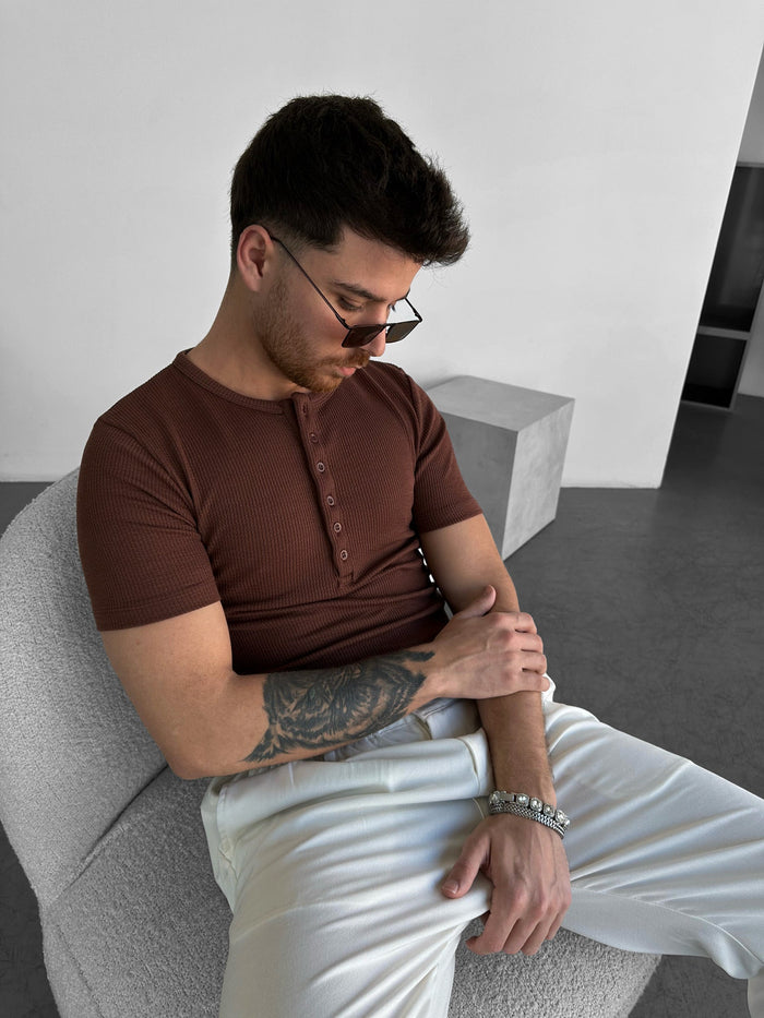 Slim Fit Knapp T-shirt - Brun