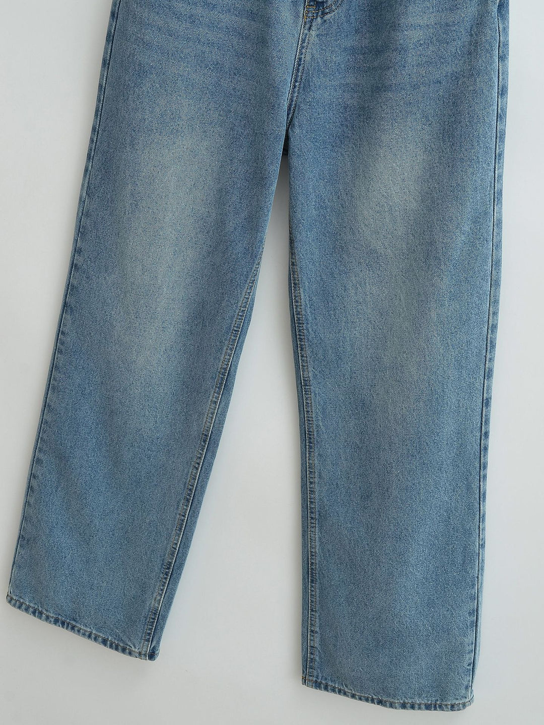 Dammjeans med hög midja, tvättad effekt och vid ben