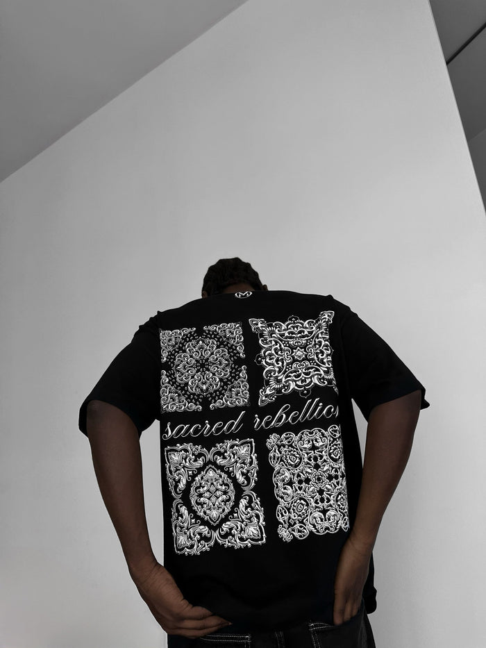 Oversize 'Sacred Rebellion' T-shirt - Svart