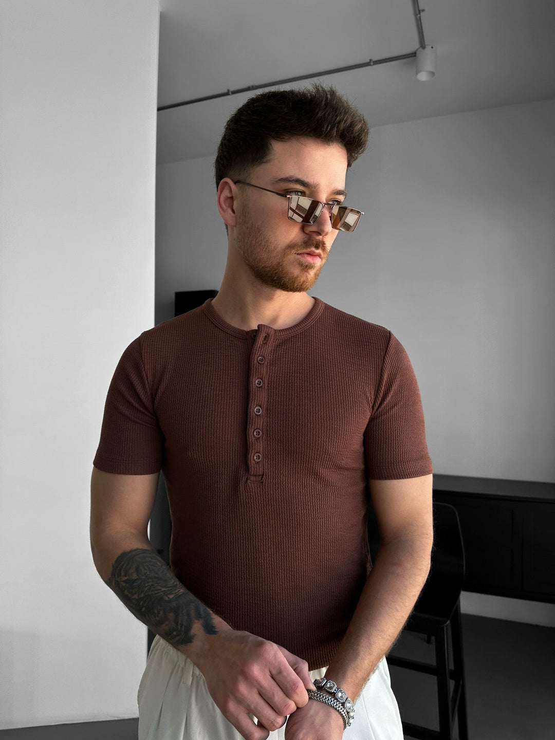 Slim Fit Knapp T-shirt - Brun