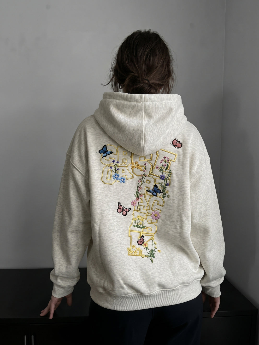 Huvtröja i stor storlek med broderade blommor och fjärilar