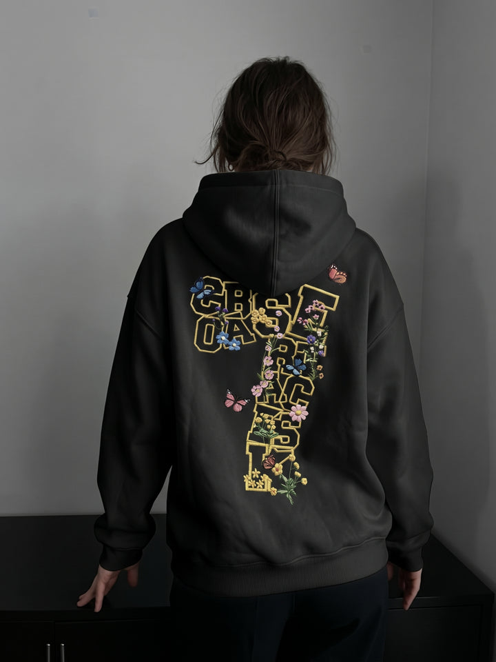 Huvtröja i stor storlek med broderade blommor och fjärilar