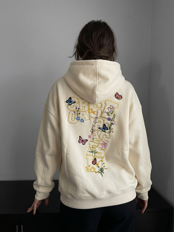 Huvtröja i stor storlek med broderade blommor och fjärilar