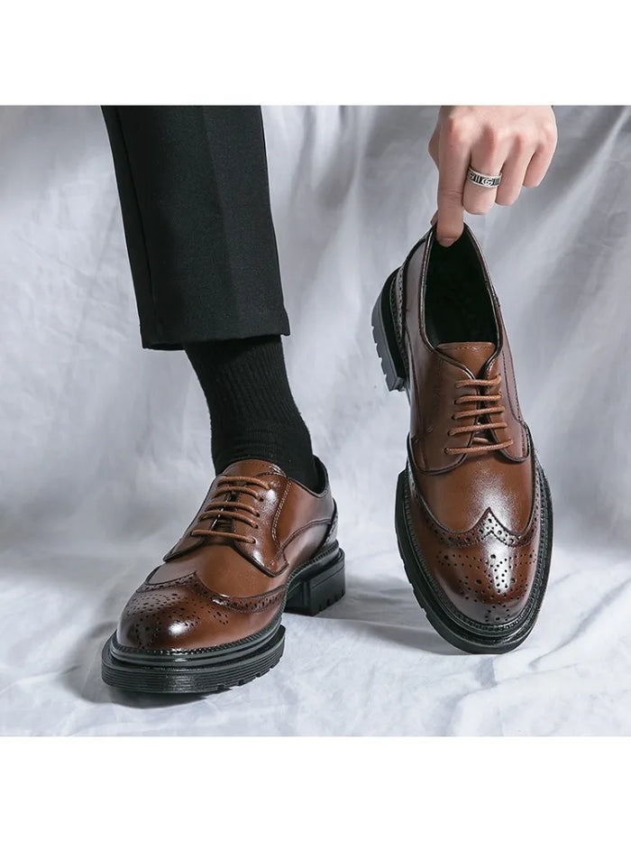 Formella loafers i läder för herr med brogue-detaljer och robust sula