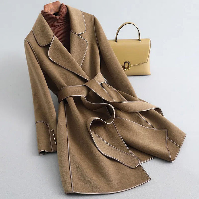 Dam Trenchcoat med Bälte och Notch-Krage i Lång Modell